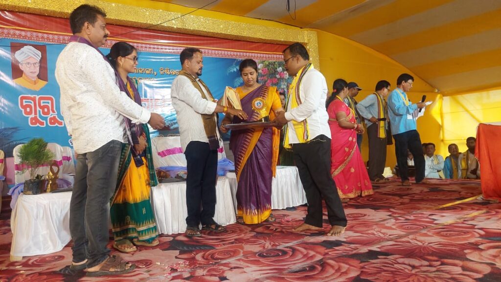 ଶତାଧିକ ଗୁରୁଙ୍କୁ ସମ୍ମାନ ଜଣାଇଲେ ମାହାଙ୍ଗା ବିଧାୟକ ଶାରଦା ପ୍ରଧାନ