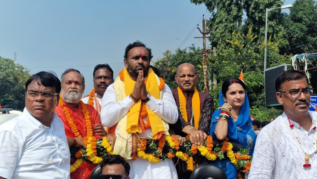 ପ୍ରାର୍ଥୀପତ୍ର ଦାଖଲ କଲେ  ଜୟ ଢୋଲକିଆ, କହିଲେ ବାପାଙ୍କ ଅଧୁରା ସ୍ବପ୍ନ ପୂରଣ କରିବି