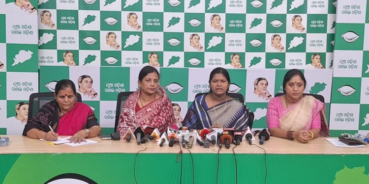 ପୀଡ଼ିତାଙ୍କ ସହିତ ମୁଖ୍ୟମନ୍ତ୍ରୀଙ୍କ ବାର୍ତ୍ତାଳାପ ଭିଡିଓ ଭାଇରାଲ ହେବା ନିନ୍ଦନୀୟ: ବିଜେଡି ପୀଡ଼ିତାଙ୍କ ସହିତ ମୁଖ୍ୟମନ୍ତ୍ରୀଙ୍କ ବାର୍ତ୍ତାଳାପ ଭିଡିଓ ଭାଇରାଲ ହେବା ନିନ୍ଦନୀୟ: ବିଜେଡି