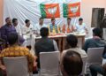 ନୂଆପଡ଼ାରେ ଜିତିବା ପାଇଁ ରଣନୀତି କରୁଛି ବିଜେପି, ଖରିଆର ରୋଡ଼ ଠାରେ ବିଜେପି ବୁଥ କାର୍ଯ୍ୟକର୍ତ୍ତାଙ୍କ ବୈଠକ ନୂଆପଡ଼ାରେ ଜିତିବା ପାଇଁ ରଣନୀତି କରୁଛି ବିଜେପି, ଖରିଆର ରୋଡ଼ ଠାରେ ବିଜେପି ବୁଥ କାର୍ଯ୍ୟକର୍ତ୍ତାଙ୍କ ବୈଠକ