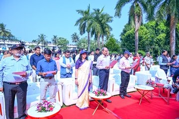 ଲୋକସେବା ଭବନରେ ‘ବନ୍ଦେ ମାତରମ୍’ ଗାନ କଲେ ମୁଖ୍ୟମନ୍ତ୍ରୀ ମୋହନ ଚରଣ ମାଝୀ ଲୋକସେବା ଭବନରେ ‘ବନ୍ଦେ ମାତରମ୍’ ଗାନ କଲେ ମୁଖ୍ୟମନ୍ତ୍ରୀ ମୋହନ ଚରଣ ମାଝୀ