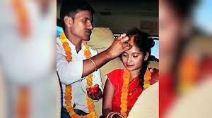 ବାରଣାସୀରେ ‘ଡଲି କି ଡୋଲି’ ଷ୍ଟାଇଲ୍ ରେ ଲୁଟ୍: ବିବାହ ରାତିରେ ଅଳଙ୍କାର ଧରି ଫେରାର ହେଲା ନୂଆବୋହୂ! ବାରଣାସୀରେ ‘ଡଲି କି ଡୋଲି’ ଷ୍ଟାଇଲ୍ ରେ ଲୁଟ୍: ବିବାହ ରାତିରେ ଅଳଙ୍କାର ଧରି ଫେରାର ହେଲା ନୂଆବୋହୂ!