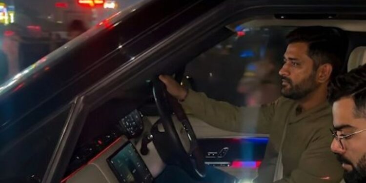 କୋହଲିଙ୍କ ପାଇଁ ଡ୍ରାଇଭର ସାଜିଲେ ଧୋନି; ଡିନର୍ ପରେ ନିଜ ହାତରେ ଛାଡ଼ିଲେ ହୋଟେଲ କୋହଲିଙ୍କ ପାଇଁ ଡ୍ରାଇଭର ସାଜିଲେ ଧୋନି; ଡିନର୍ ପରେ ନିଜ ହାତରେ ଛାଡ଼ିଲେ ହୋଟେଲ