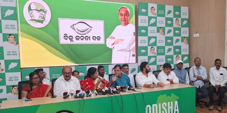 ଧର୍ମଶାଳା ରାଜନୈତିକ ସଂଘର୍ଷ: ବିଧାୟକଙ୍କ ଗିରଫ ଦାବିରେ ବିଜେଡିର ବିକ୍ଷୋଭ, ମୁହାଁମୁହିଁ ଦୁଇ ଗୋଷ୍ଠୀ