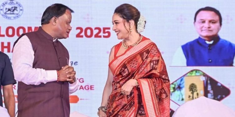 ଓଡ଼ିଶା ହସ୍ତତନ୍ତ ବ୍ରାଣ୍ଡ ଆମ୍ବାସଡର ହେବାକୁ ମାଧୁରୀ ନେଇଛନ୍ତି କୋଟିଏ ୬୦ ଲକ୍ଷ ଓଡ଼ିଶା ହସ୍ତତନ୍ତ ବ୍ରାଣ୍ଡ ଆମ୍ବାସଡର ହେବାକୁ ମାଧୁରୀ ନେଇଛନ୍ତି କୋଟିଏ ୬୦ ଲକ୍ଷ