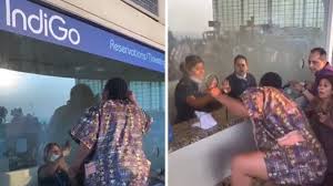 ମୁମ୍ବାଇ ବିମାନବନ୍ଦରରେ ହଙ୍ଗାମା, ଆଫ୍ରିକୀୟ-ଆମେରିକୀୟ ମହିଳାଙ୍କ କ୍ରୋଧର ଭିଡିଓ ଭାଇରାଲ ମୁମ୍ବାଇ ବିମାନବନ୍ଦରରେ ହଙ୍ଗାମା, ଆଫ୍ରିକୀୟ-ଆମେରିକୀୟ ମହିଳାଙ୍କ କ୍ରୋଧର ଭିଡିଓ ଭାଇରାଲ