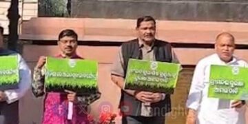 ଶ୍ରୀମନ୍ଦିର ସୁରକ୍ଷାକୁ ନେଇ ପାର୍ଲାମେଣ୍ଟ ପରିସର ଗାନ୍ଧିମୂର୍ତ୍ତି ତଳେ ବିଜେଡି ସାଂସଦଙ୍କ ଧାରଣା