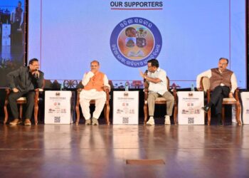 ରେଭେନ୍ସାରେ ନ୍ୟୁଜରୁମର ବଡ଼ ବିତର୍କ…ଗୋଟିଏ ମଞ୍ଚରେ ଏକାଠି ହେଲେ ମନମୋହନ, ଭକ୍ତ ଓ ସଂତୃପ୍ତ