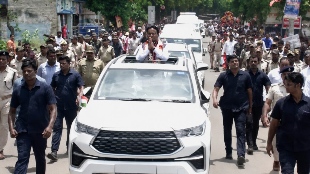 ପ୍ରଧାନମନ୍ତ୍ରୀଙ୍କ ଆହ୍ୱାନକୁ ସମ୍ମାନ ଦେଇ କାରକେଡ୍‌ ଅଧା କଲେ ମୁଖ୍ୟମନ୍ତ୍ରୀ