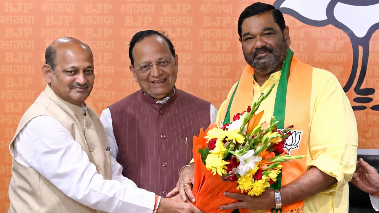ବିଜେପିରେ ମିଶିଲେ ଦେବାଶିଷ ସାମନ୍ତରାୟ, ଗତକାଲି ବିଜେଡିର ପ୍ରାଥମିକ ସଦସ୍ୟ ପଦରୁ ଦେଇଥିଲେ ଇସ୍ତଫା